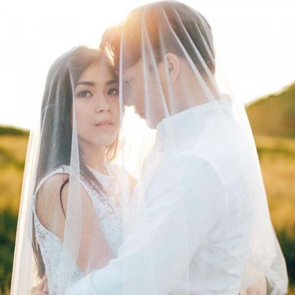 Jarang Terekspos, 10 Potret Romantis Christy eks Cherrybelle dan Suami