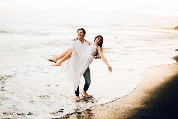 Jarang Terekspos, 10 Potret Romantis Christy eks Cherrybelle dan Suami