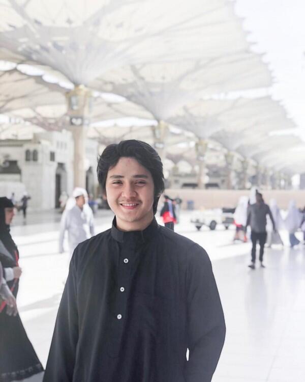 10 Pesona Syahdu Arbani Yasiz Saat Umroh, Bak Ustaz Muda!
