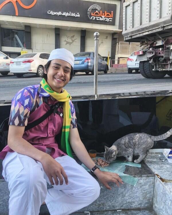 10 Pesona Syahdu Arbani Yasiz Saat Umroh, Bak Ustaz Muda!