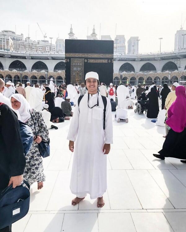 10 Pesona Syahdu Arbani Yasiz Saat Umroh, Bak Ustaz Muda!