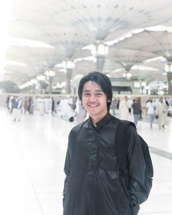 10 Pesona Syahdu Arbani Yasiz Saat Umroh, Bak Ustaz Muda!