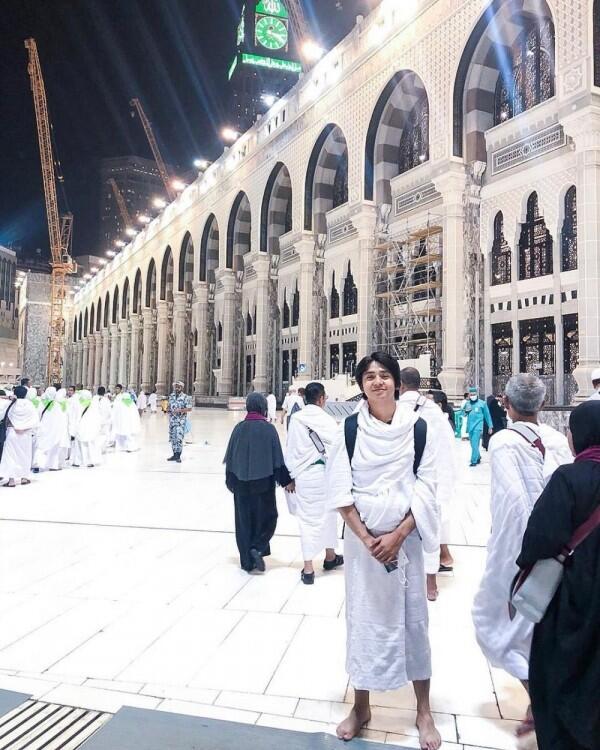 10 Pesona Syahdu Arbani Yasiz Saat Umroh, Bak Ustaz Muda!