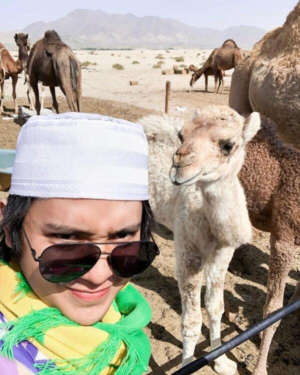 10 Pesona Syahdu Arbani Yasiz Saat Umroh, Bak Ustaz Muda!