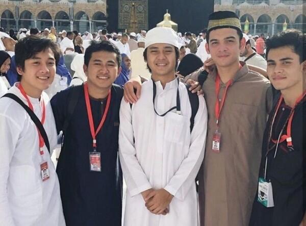 10 Pesona Syahdu Arbani Yasiz Saat Umroh, Bak Ustaz Muda!