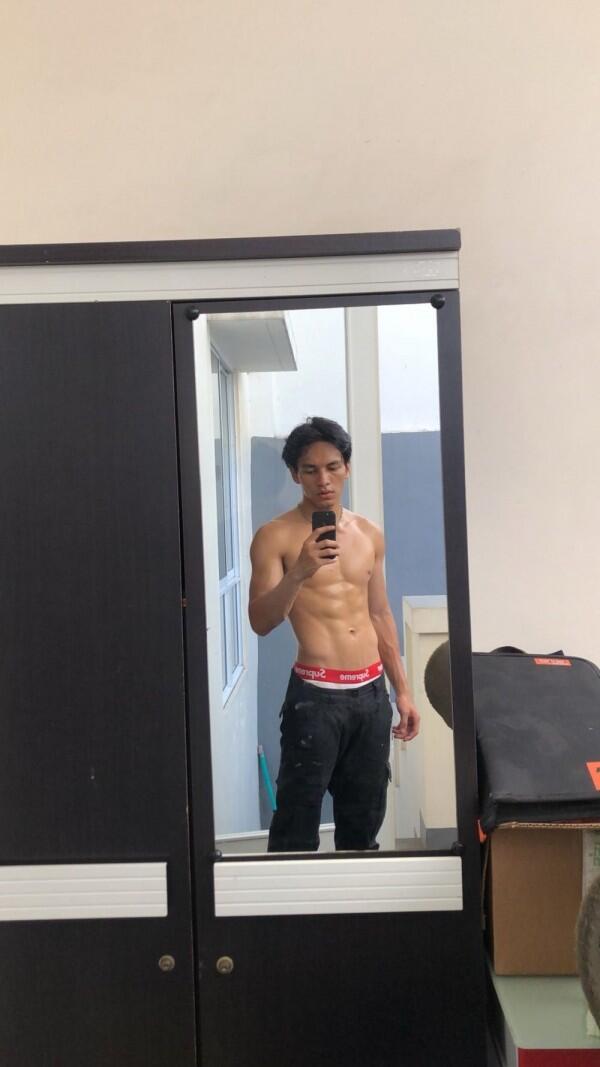 Gagah Banget, 10 Potret Jefri Nichol Pamer Otot