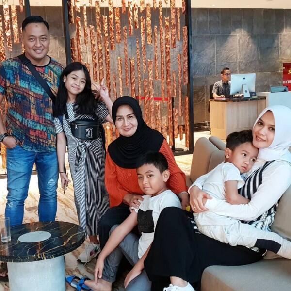 Punya Keluarga Harmonis, 10 Potret Bemby Pemeran Norman di Cinta Fitri