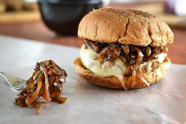 5 Tips Memasak Caramelized Onion yang Sempurna Sebagai Topping