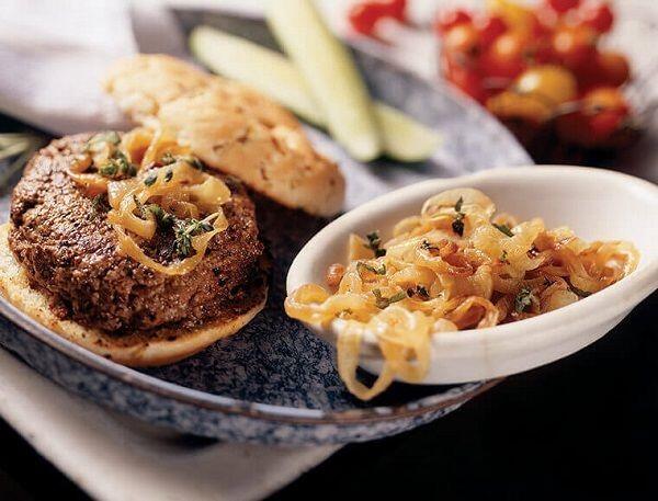 5 Tips Memasak Caramelized Onion yang Sempurna Sebagai Topping