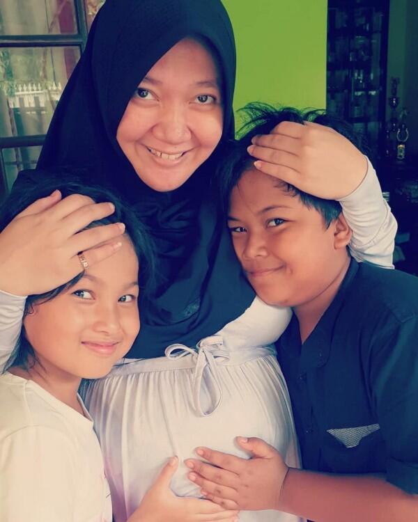Baru Saja Melahirkan, Ini 10 Potret Bahagia Sulis & Keluarga Tercinta