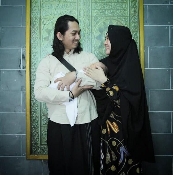 Baru Saja Melahirkan, Ini 10 Potret Bahagia Sulis & Keluarga Tercinta