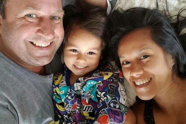 10 Potret Harmonis Keluarga Kecil Lia Waode yang Jarang Tersorot Media