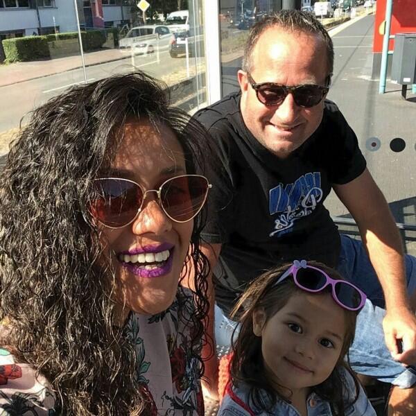 10 Potret Harmonis Keluarga Kecil Lia Waode yang Jarang Tersorot Media