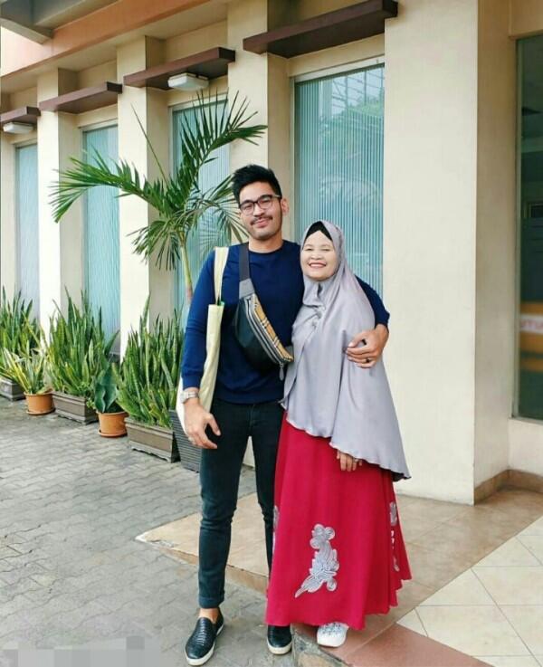Contoh Anak Berbakti, 10 Potret Manis Kedekatan Robby Purba & Ibunda