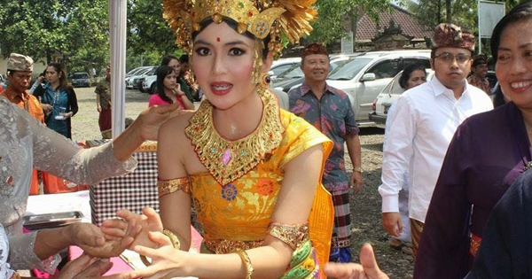 Menikah dengan Adat Bali? Bagaimana Prosesinya Ya?