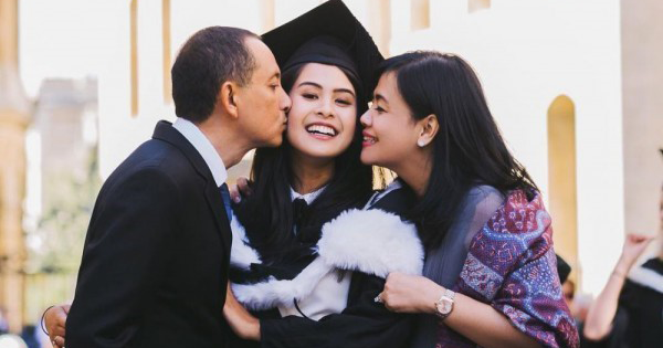 Barang Bawaan yang Wajib Sista Bawa Saat Merayakan Kelulusan!