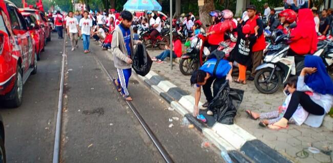Sampah Sisa Kampanye Jokowi di Solo Dibersihkan Relawan 02