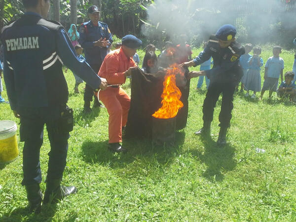 Damkar Beri Pelatihan Tanggap Kebakaran