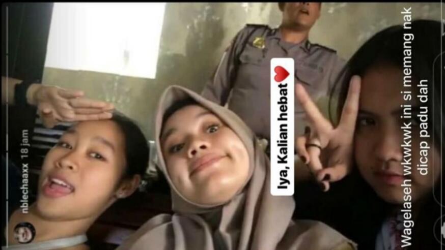 Duh, 12 Siswi SMA Ini Brutalnya Udah Kayak Preman Jalanan