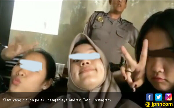 Terduga Pelaku Penganiaya Audrey Santai Buat Video Boomerang di Kantor Polisi