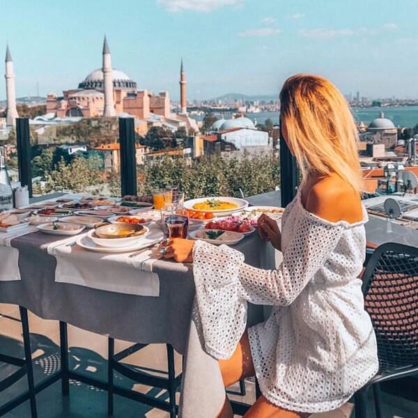 Fantastis! 10 Penginapan Ini Punya View Objek Keajaiban Dunia Lho