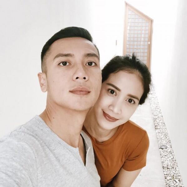 Jadi Istri Pengusaha, Ini 10 Potret Mesra Fanny Fabriana & Suami