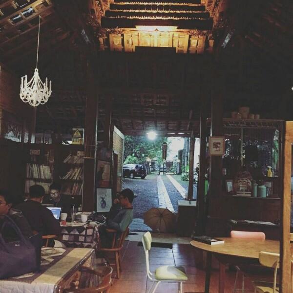 Pecinta Buku Wajib Tahu! 6 Kafe dengan Konsep Perpustakaan