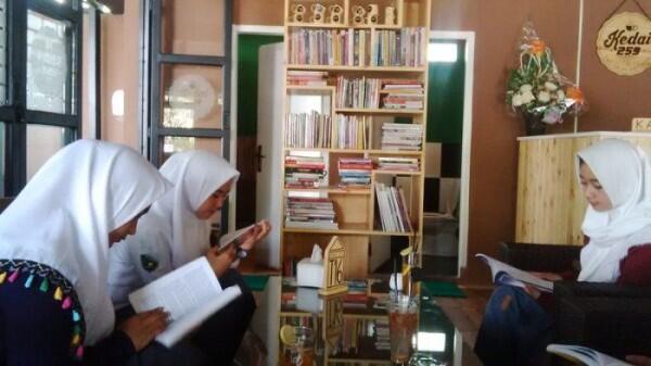 Pecinta Buku Wajib Tahu! 6 Kafe dengan Konsep Perpustakaan