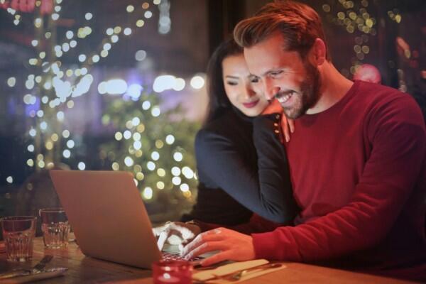 14 Tipe Orang Ketika Nonton Tayangan Romantis, Kamu Gimana?