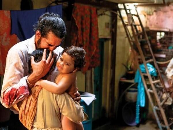 6 Alasan Mengapa Kamu Wajib Nonton Film "Hotel Mumbai"