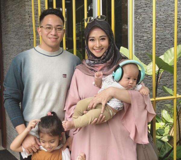 Jarang Diekspos, 10 Potret Keluarga Poppy Bunga yang Harmonis Abis