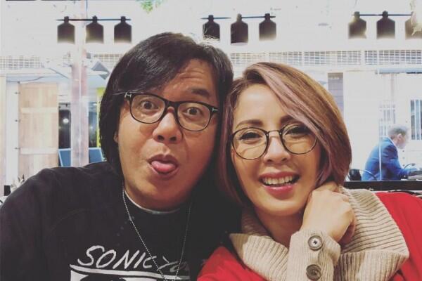 20 Tahun Menikah, 10 Potret Ari Lasso & Vita Dessy yang Romantis