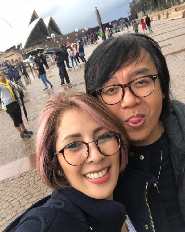20 Tahun Menikah, 10 Potret Ari Lasso & Vita Dessy yang Romantis