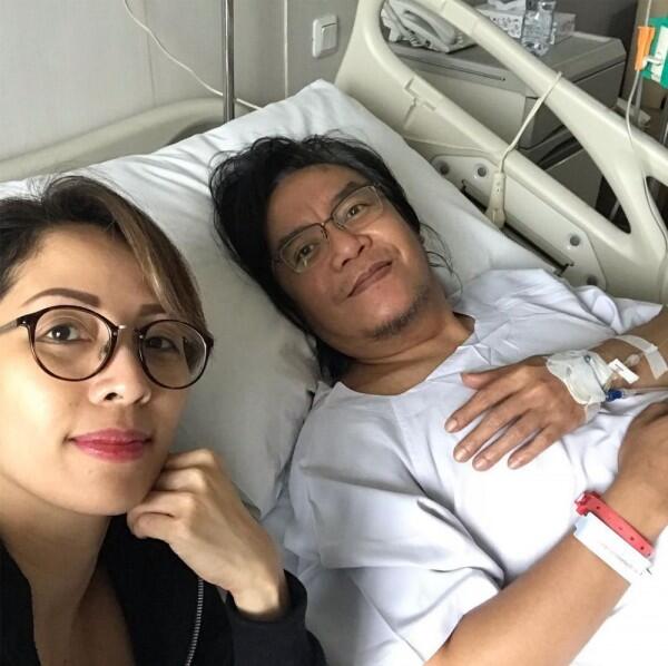 20 Tahun Menikah, 10 Potret Ari Lasso & Vita Dessy yang Romantis