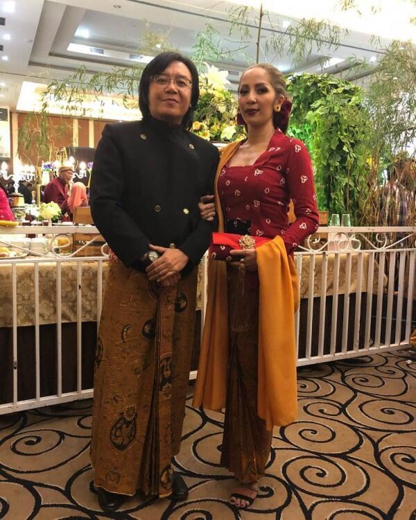 20 Tahun Menikah, 10 Potret Ari Lasso & Vita Dessy yang Romantis
