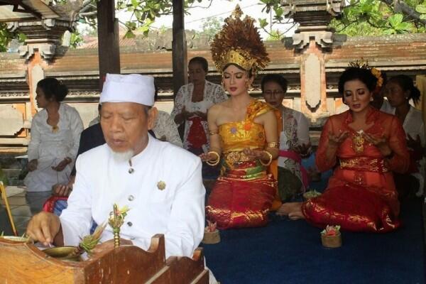 8 Makna Mendalam Rangkaian Prosesi Pernikahan Adat Bali