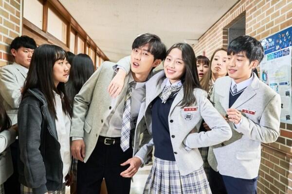 5 Hal Mengenai Cinta Pertama Ini Bikin Kita Nostalgia ke Masa SMA
