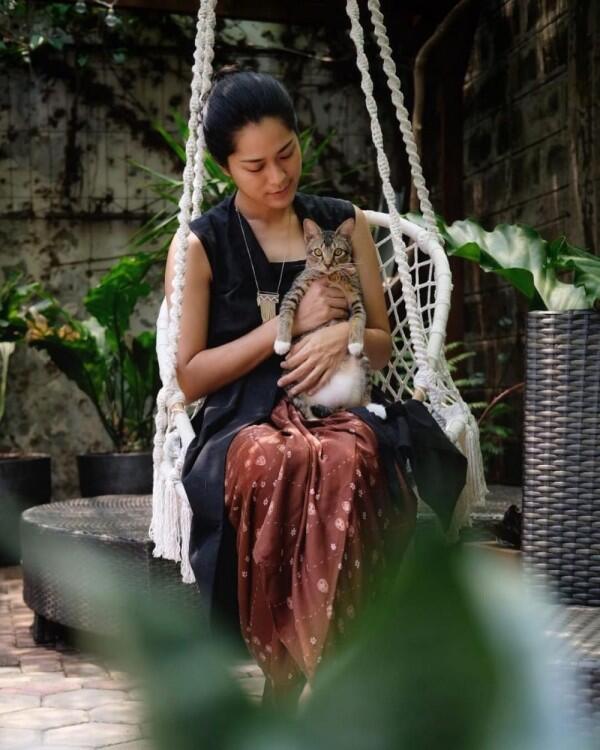 10 Momen Manis Artis dengan Binatang Peliharaannya, So Sweet Banget!
