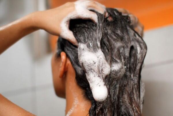 Rambutmu Cepat Lepek, Girls? Ini 6 Cara Menyelamatkannya!