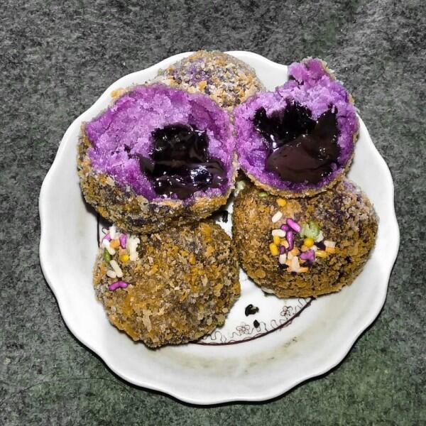 Cuma Butuh 4 Bahan, Cobain 5 Ide Camilan Berisi Cokelat Lumer Ini Yuk!