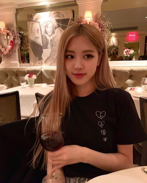 Garang di Lagu Terbaru, 10 Penampilan Santai nan Kece Rose BLACKPINK
