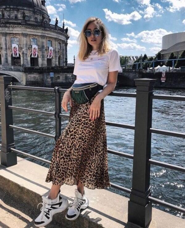 Tetap Tampil Trendy dengan 5 Tips Mix & Match Chunky Sneakers Ini!