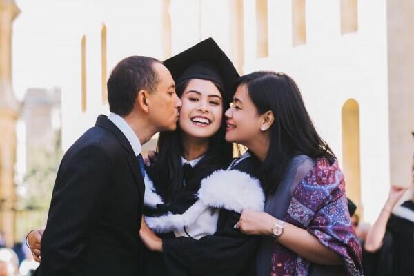 Untuk Perempuan, Inilah 5 Hal Harus Kamu Bawa Ketika Wisuda!