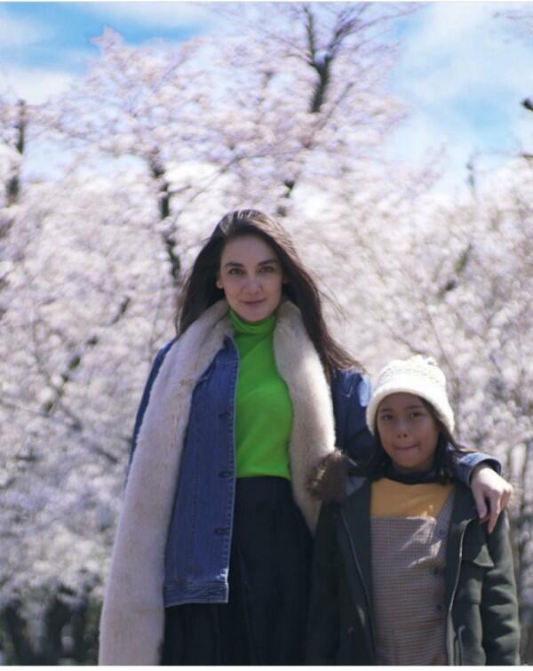 12 Momen Seru Luna Maya Traveling ke Jepang Bareng Keponakan