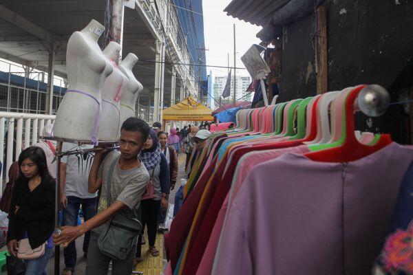 Masih Sesak di Trotoar Tanah Abang