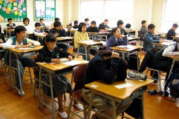 Penuh Strategi, Biasanya Siswa Pakai 5 Cara Ini Saat Menyontek Ulangan