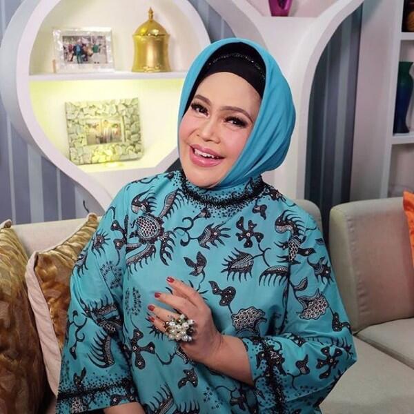 Antimainstream, 5 Seleb Senior yang Identik dengan Jilbab Uniknya