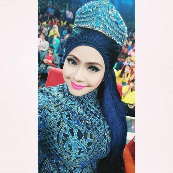Antimainstream, 5 Seleb Senior yang Identik dengan Jilbab Uniknya