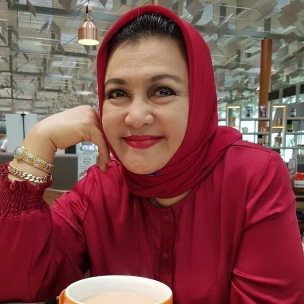 Antimainstream, 5 Seleb Senior yang Identik dengan Jilbab Uniknya