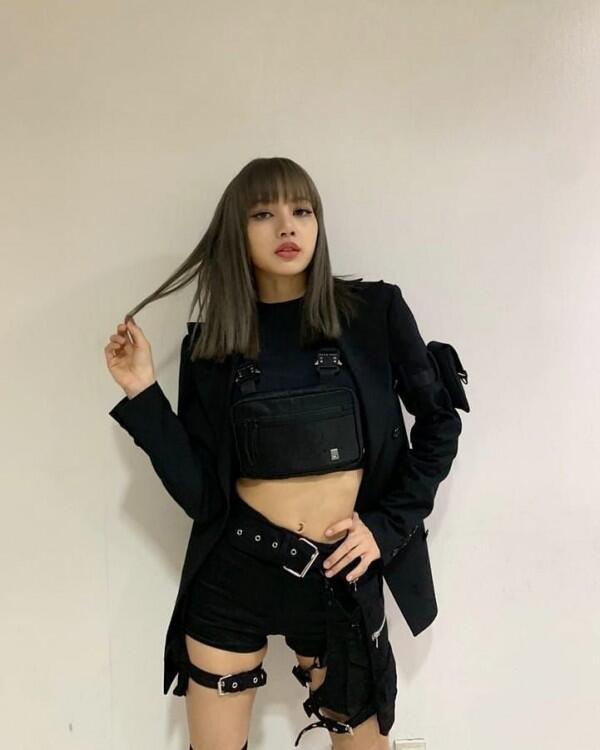 Inspirasi Tampil Energik, Tiru 10 Gaya Crop Top ala Lisa BLACKPINK